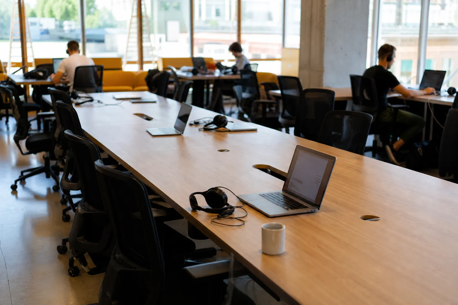 Espace de coworking avec plusieurs postes de travail partagés