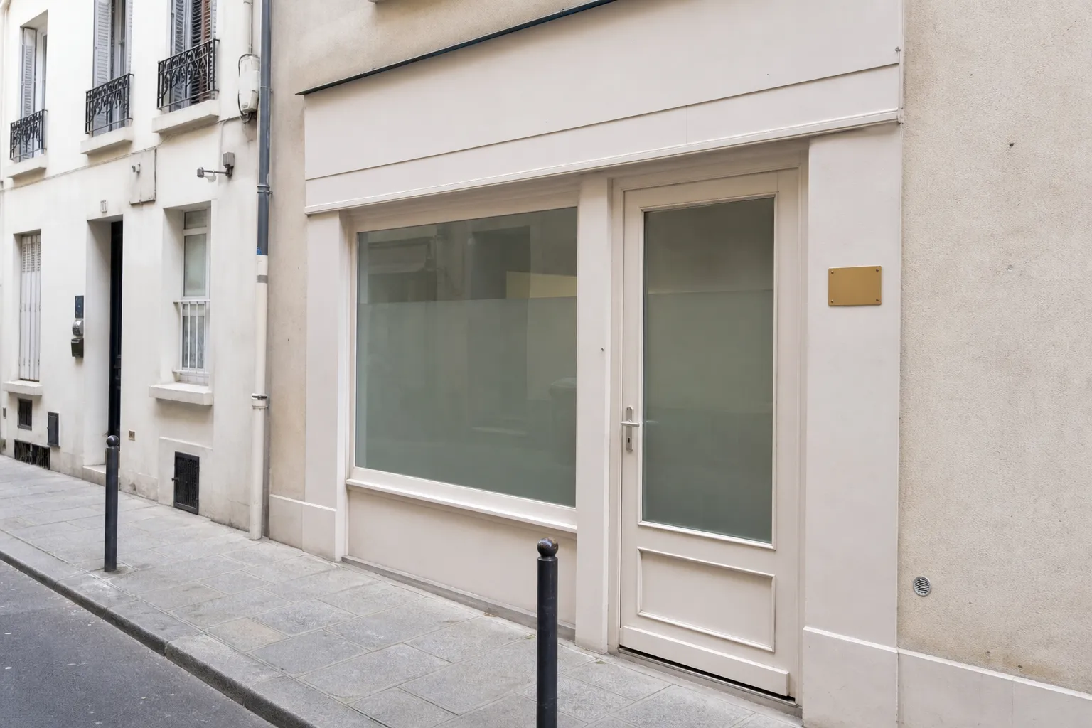 Façade et porte d'entrée d'un petit local professionnel loué